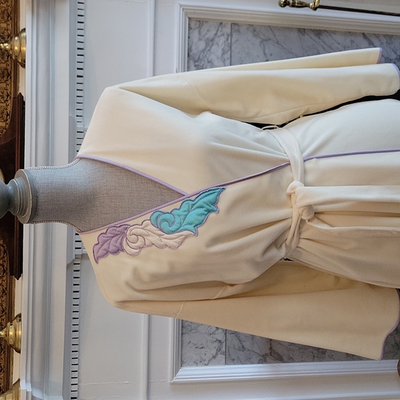 1960's Vanity Fair Dressing Gown - Picture 2 of 11